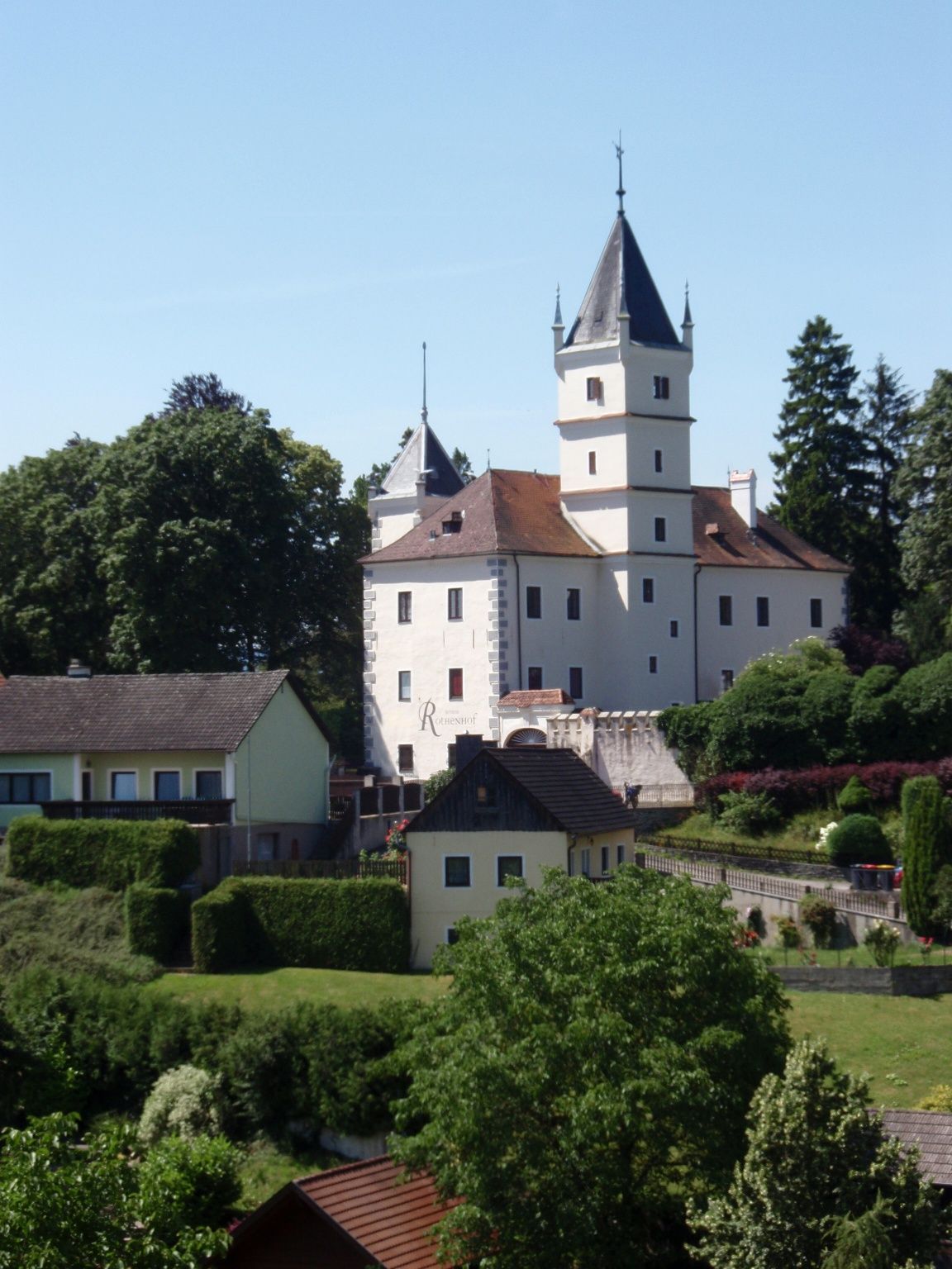 Schloss Rothenhof in Emmersdorf umgeben von Bäumen und Gebäuden.