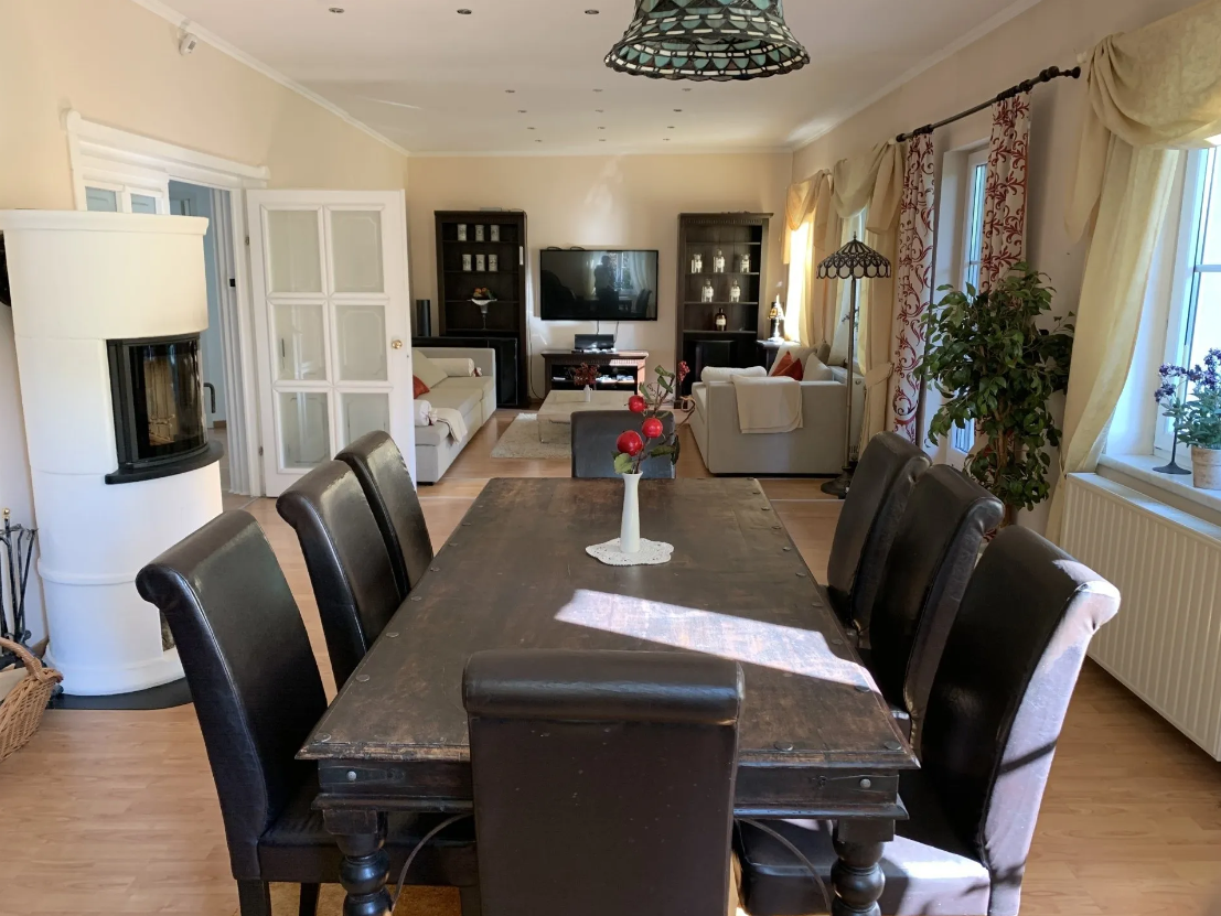 Großes, gemütliches Wohnzimmer mit zwei Sofas und ein großer Holzesstisch für mindestens 8 Personen