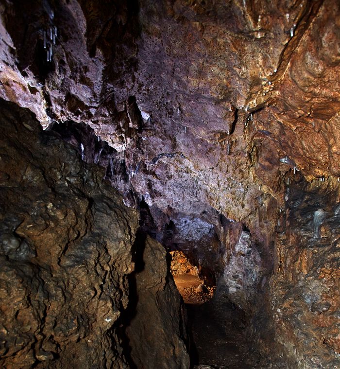 Innenansicht der Einhornhöhle mit Tropfsteinen an der Decke.