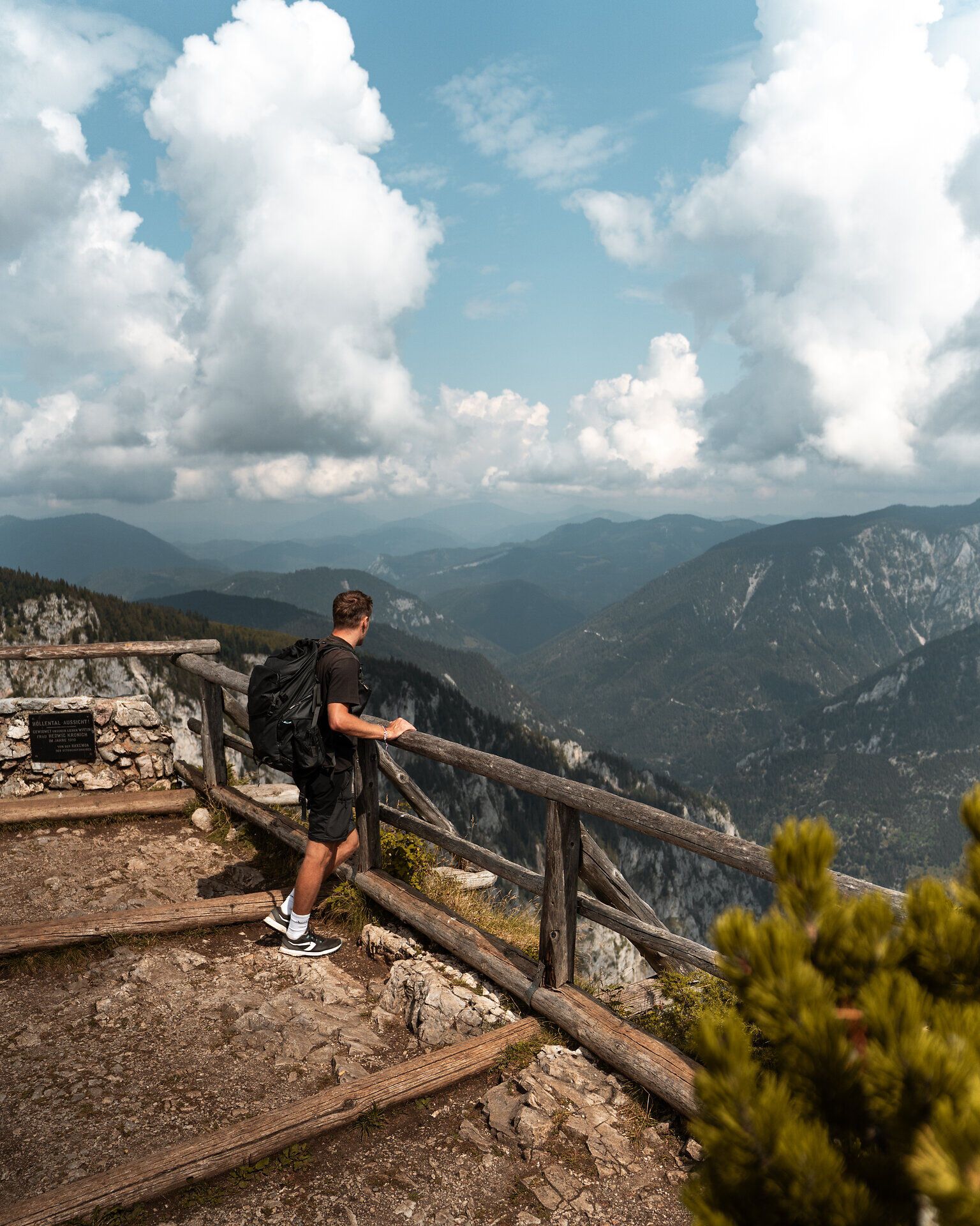 Ein atemberaubender Blick über das Höllental entfaltet sich vor den Augen, während die majestätischen Wiener Alpen in der Ferne erstrahlen. Die frische Bergluft und die sanften Hügel laden dazu ein, die Seele baumeln zu lassen und die Schönheit der Natur zu genießen.