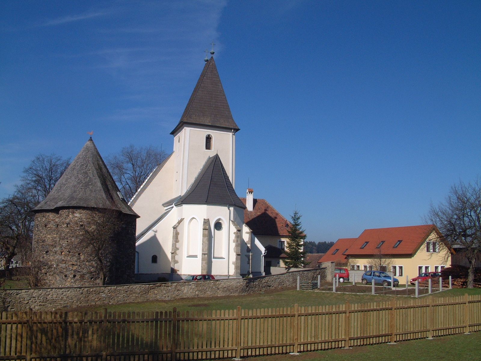 Kirche und Gebäude in Großgöttfritz bei klarem Himmel.