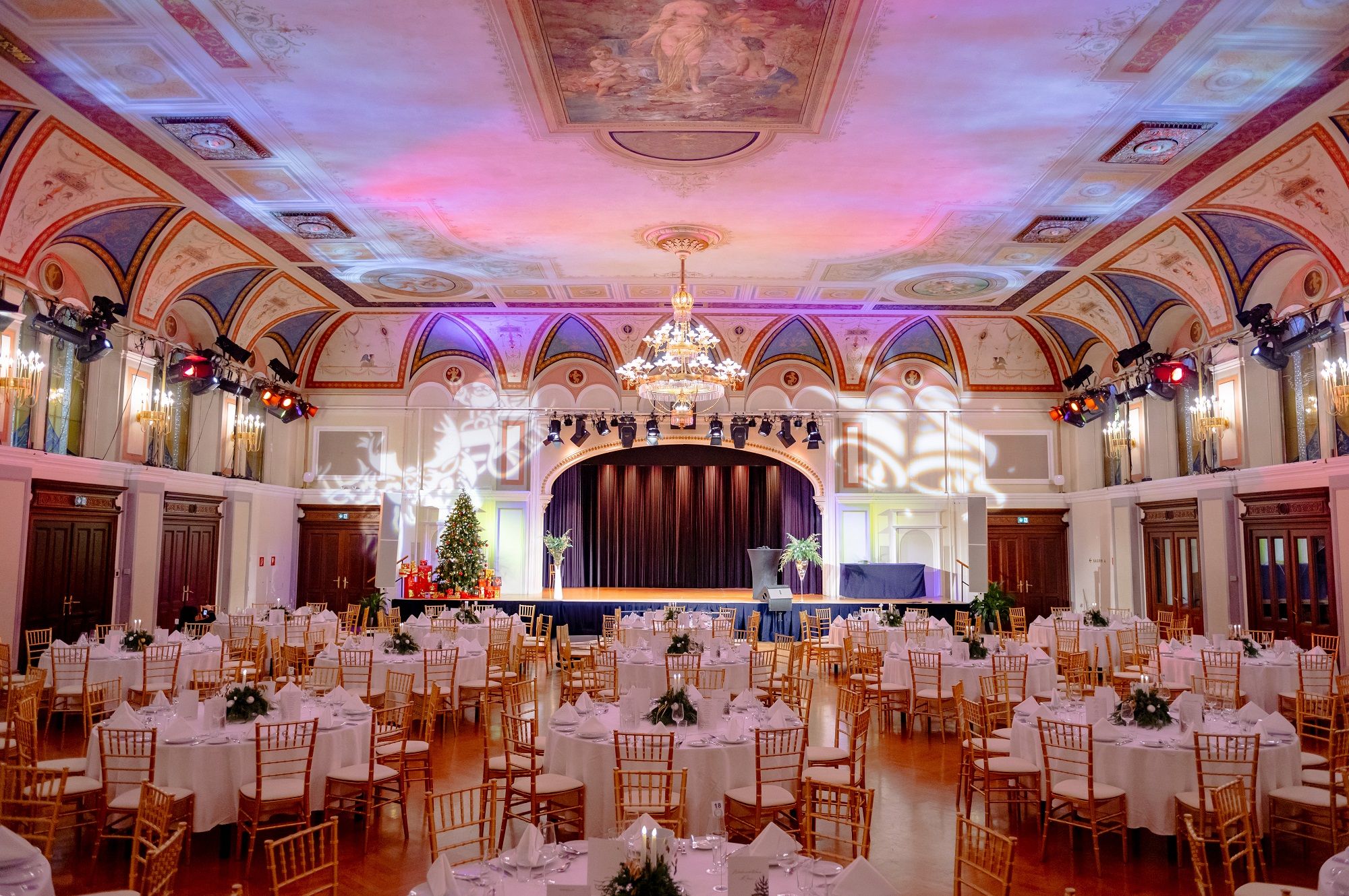 Historischer Festsaal im Congress Center Baden mit festlich gedeckten Galatischen