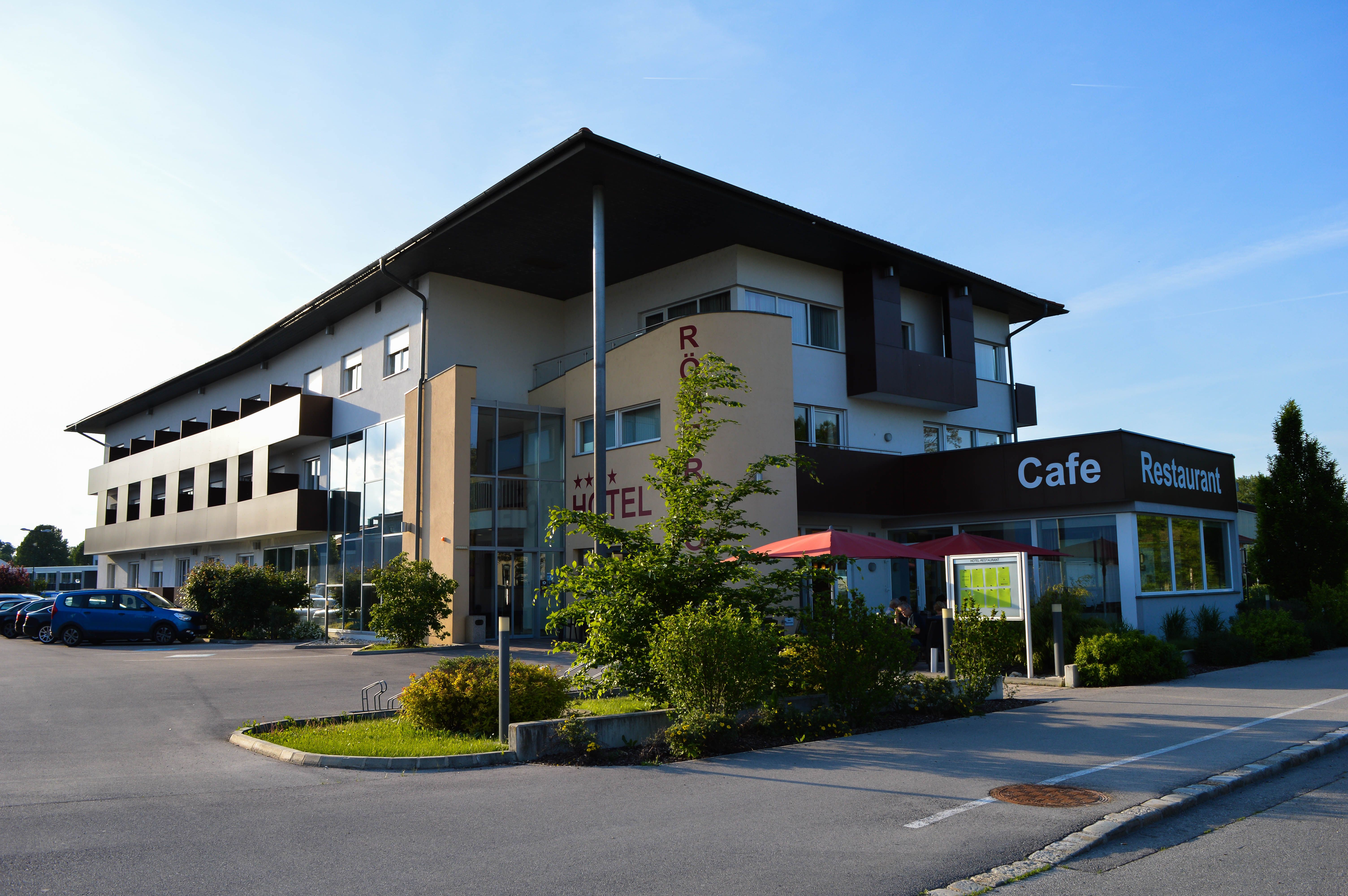 Aussenansicht vom hotel mit schönem Wetter
