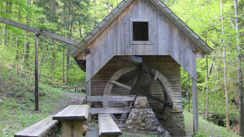 Holzm&uuml;hle mit Wasserrad im Wald