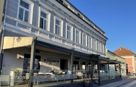 Außenansicht eines italienischen Restaurants mit Terrasse