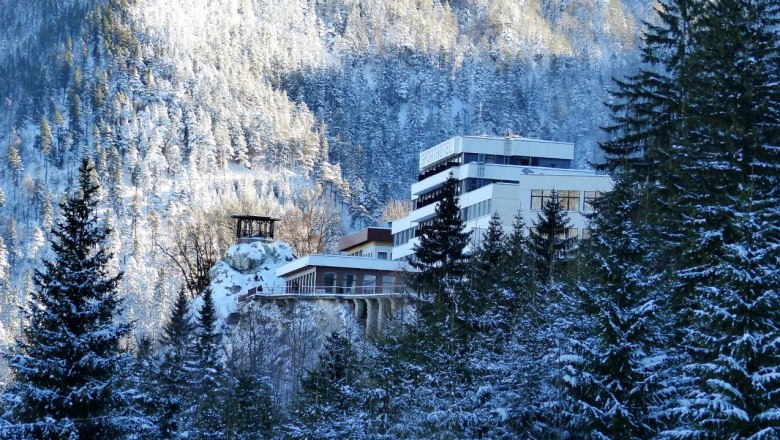 Sporthotel Semmering_Winter, © Sporthotel Semmering Winterliche Ansicht des Sporthotels Semmering umgeben von schneebedeckten Bäumen und Bergen.