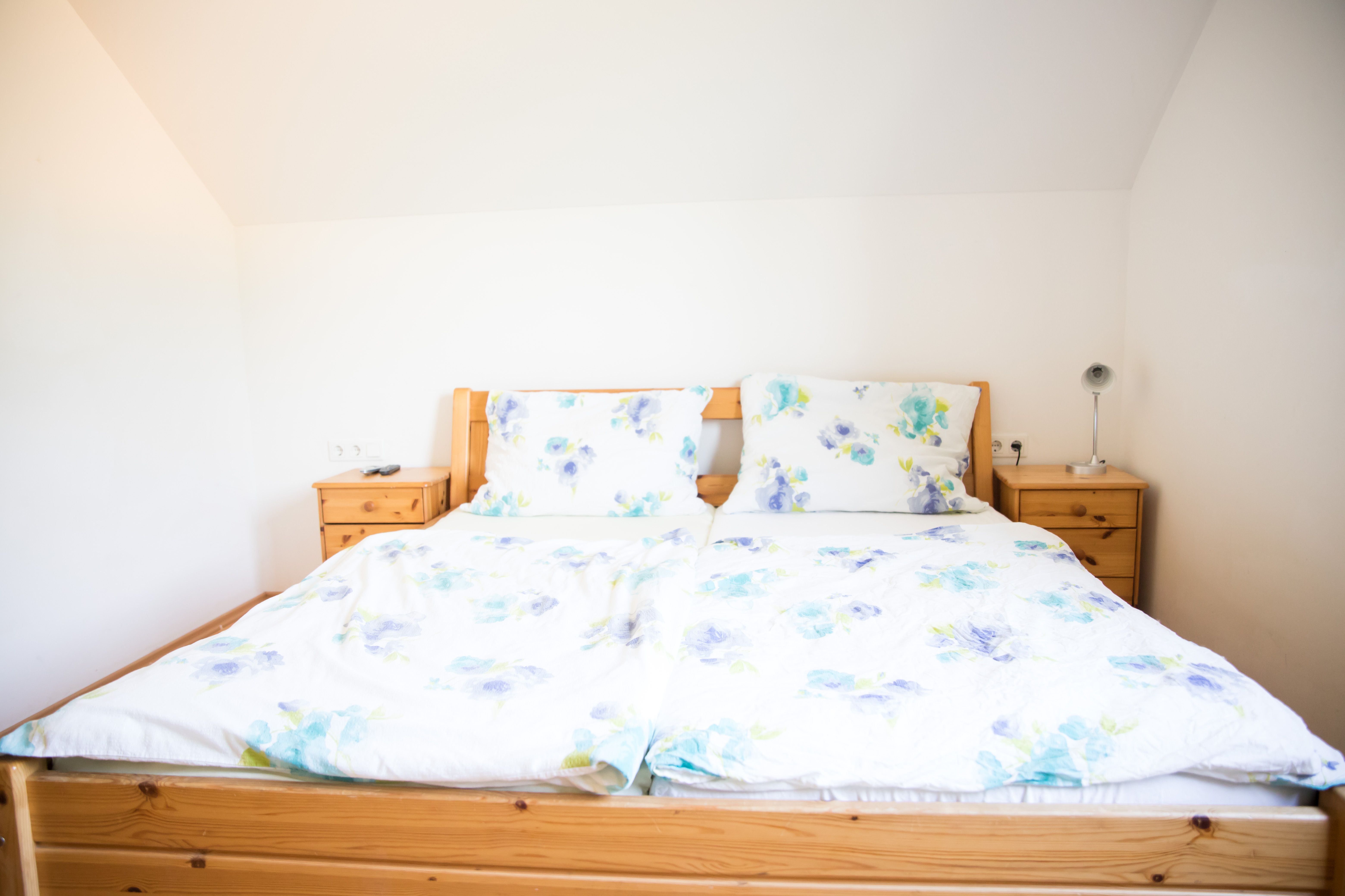 Doppelzimmer mit blumiger Bettwäsche 