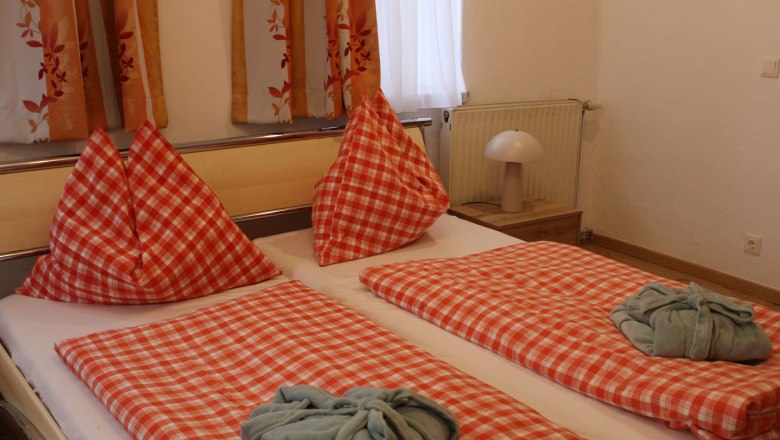 Schlafzimmer Doppelbett, &copy; Lisa Halmenschlager