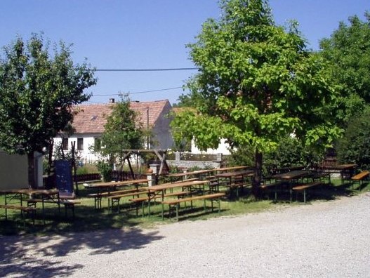 Heuriger Huth Au&szlig;enansicht, &copy; Weinbau & Heuriger Huth