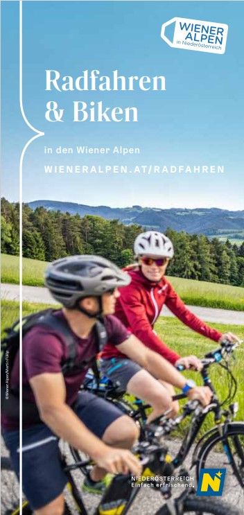 Coverbild: 2 Radfahrende mit Bergpanorama im Hintergrund. 