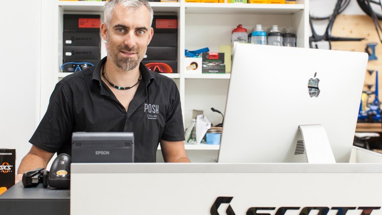 Inhaber Florian Posh im Shop, &copy; Florian Posh