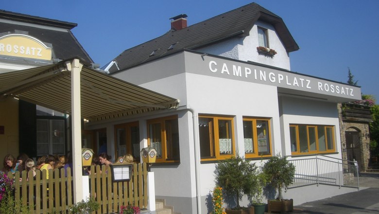 Campingplatz Rossatzbach, © Campingplatz Rossatzbach Eingang des Campingplatzes Rossatzbach mit Terrasse und Sonnenschutz.