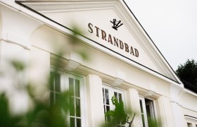 Das Alpenstrandbad Edlach lädt mit seiner charmanten Architektur und der ruhigen Atmosphäre zum Verweilen ein. Umgeben von üppigem Grün und der majestätischen Kulisse der Wiener Alpen, ist dieser Ort ein perfektes Ziel für Erholungssuchende und Naturliebhaber.