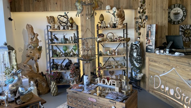 Innenansicht eines Dekorationsladens mit Holzregalen und verschiedenen Dekoartikeln.