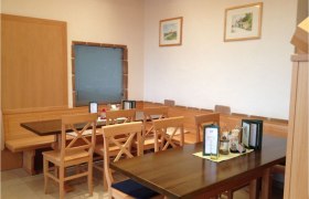 Innenraum Heuriger Holztische mit Sesseln