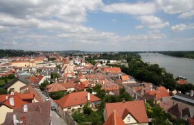 Panoramablick auf die D&auml;cher von Krems an der Donau mit Fluss im Hintergrund.