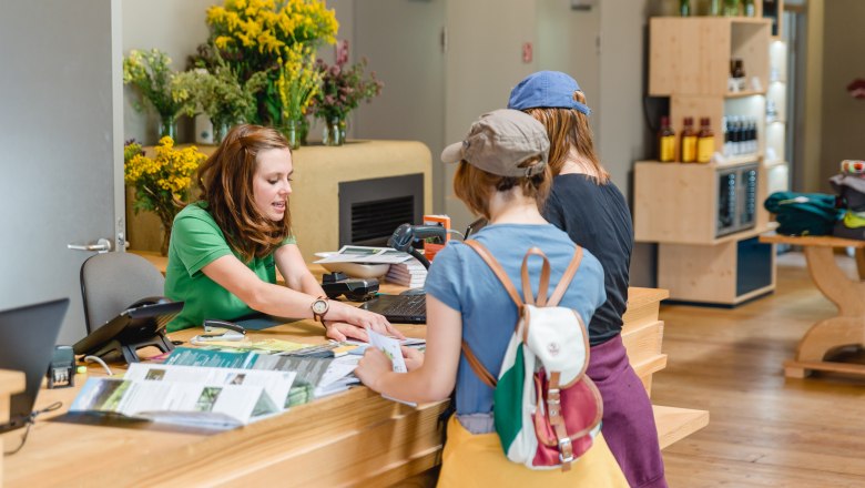 Tourismusinfo in der &Ouml;tscher-Basis, &copy; Fred Lindmoser