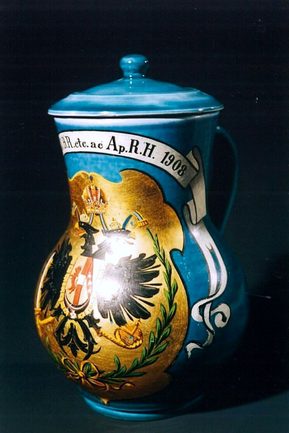 Ein verzierter Krug mit kaiserlichem Wappen und Inschrift von 1908.