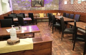 Stüberl mit Tischen im Stadtwirt Windisch, Mannersdorf/Leithagebirge