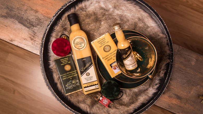 Produkte von Abhof H&ouml;finger auf einem Tablett.