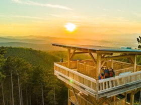 Aussichtsturm Lanzenkirchen/Wiesen, &copy; Wiener Alpen, Martin F&uuml;l&ouml;p