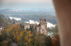 Ruine Weitenegg und Blick auf den Badesee Weitenegg und die Donau im Nibelungengau