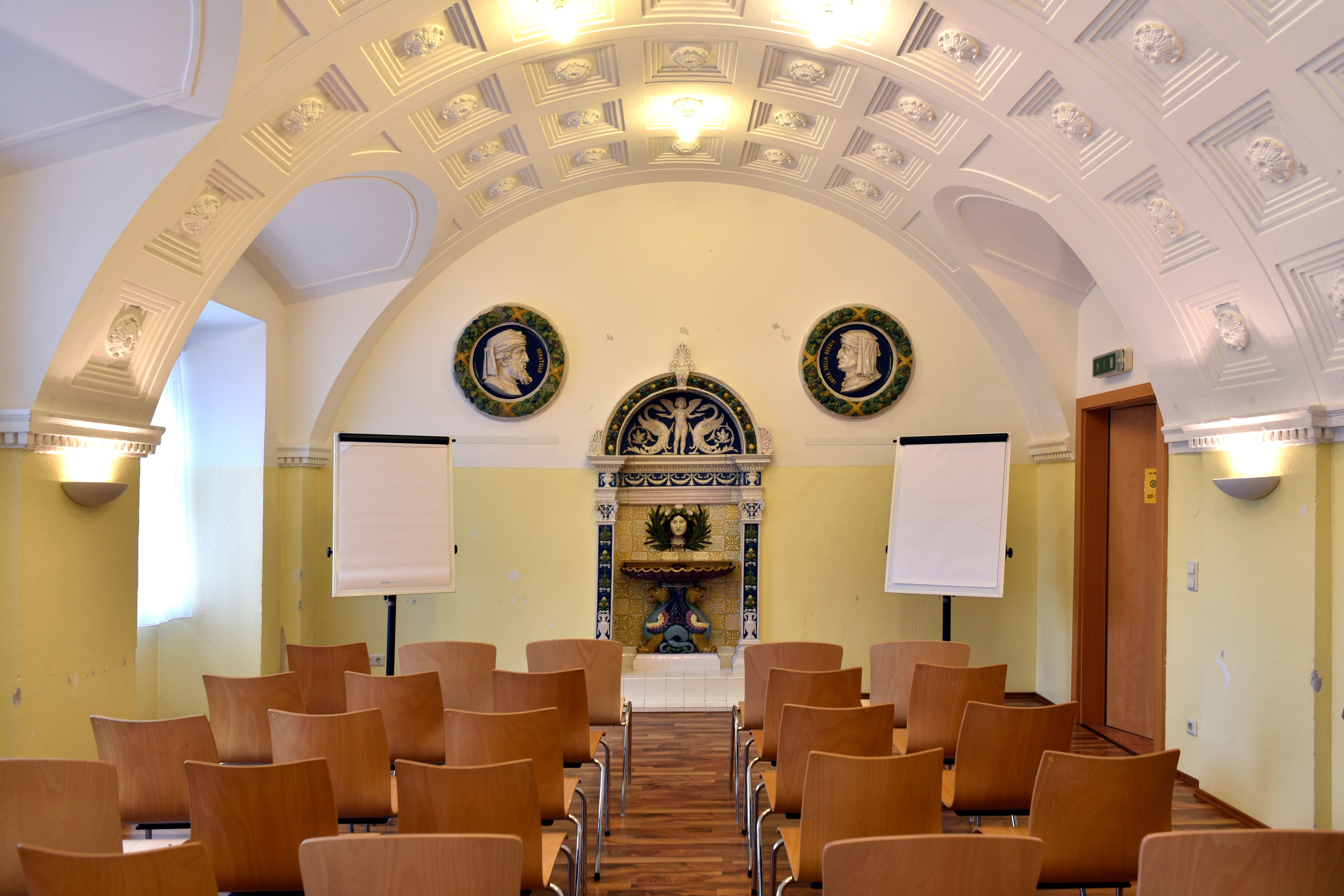 Seminarraum mit Gewölbe und Kinobestuhlung 