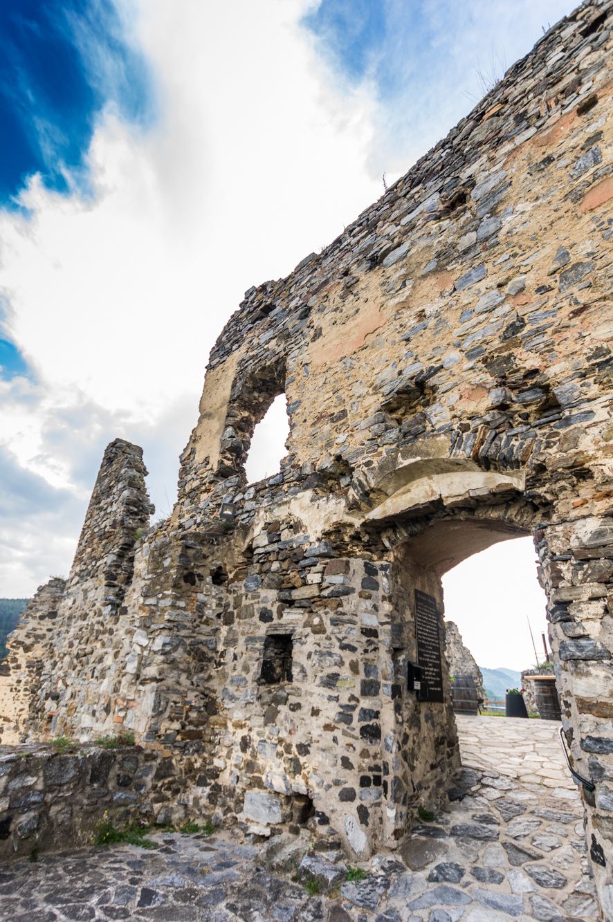 Ruine der Burg Senftenberg mit blauem Himmel im Hintergrund.