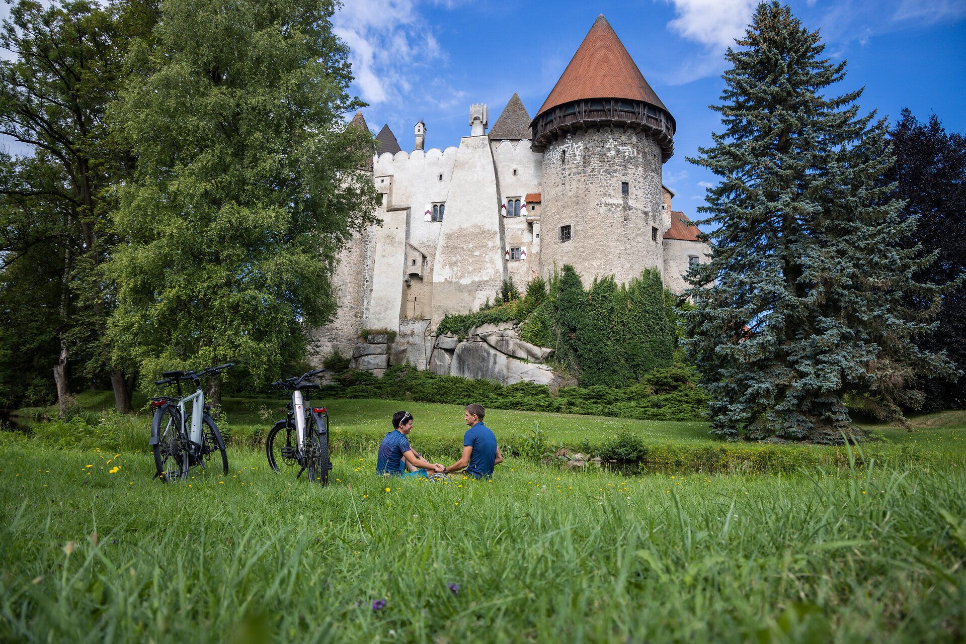 Umgeben von üppigem Grün und majestätischen Bäumen, bietet die Burg Heidenreichstein einen malerischen Rückzugsort für Radfahrer und Naturliebhaber. Die sanften Hügel und die ruhige Wasserlandschaft laden zu entspannenden Pausen ein, während die historische Architektur der Burg im Hintergrund eine faszinierende Geschichte erzählt.