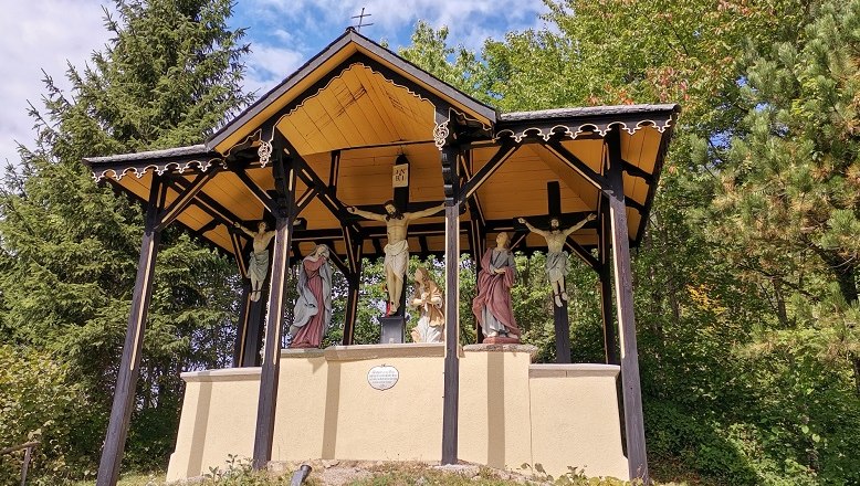 Kalvarienberg mit Kreuzigungsgruppe unter einem &uuml;berdachten Pavillon.