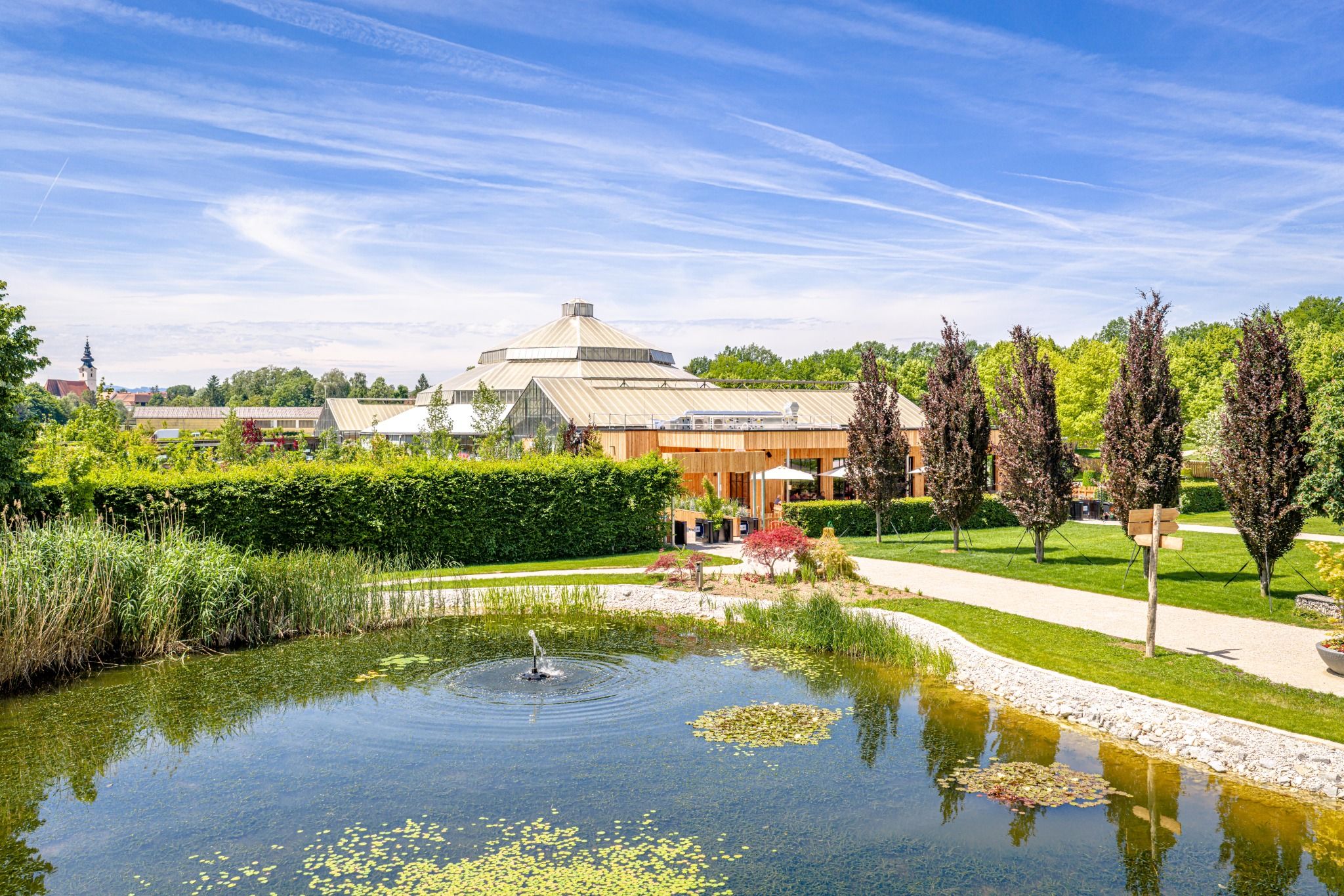 Der Starkl Erlebnisgarten begeistert mit liebevoll gestalteten Gartenanlagen, einem idyllischen Teich und weitläufigen Wegen – ein inspirierender Ort für Gartenliebhaberinnen und Gartenliebhaber.