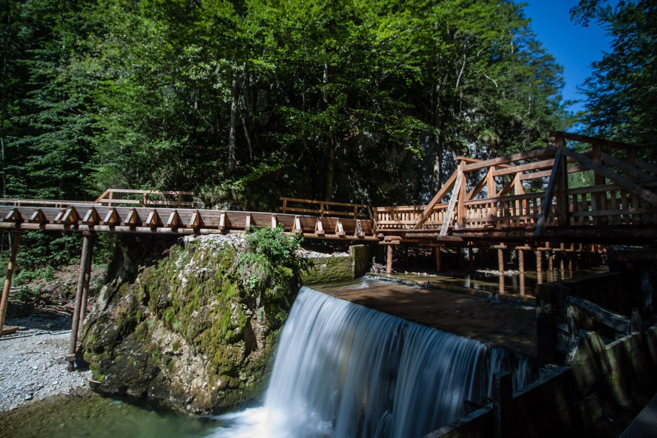 Holzbrücke über einen kleinen Wasserfall im Mendlingtal.