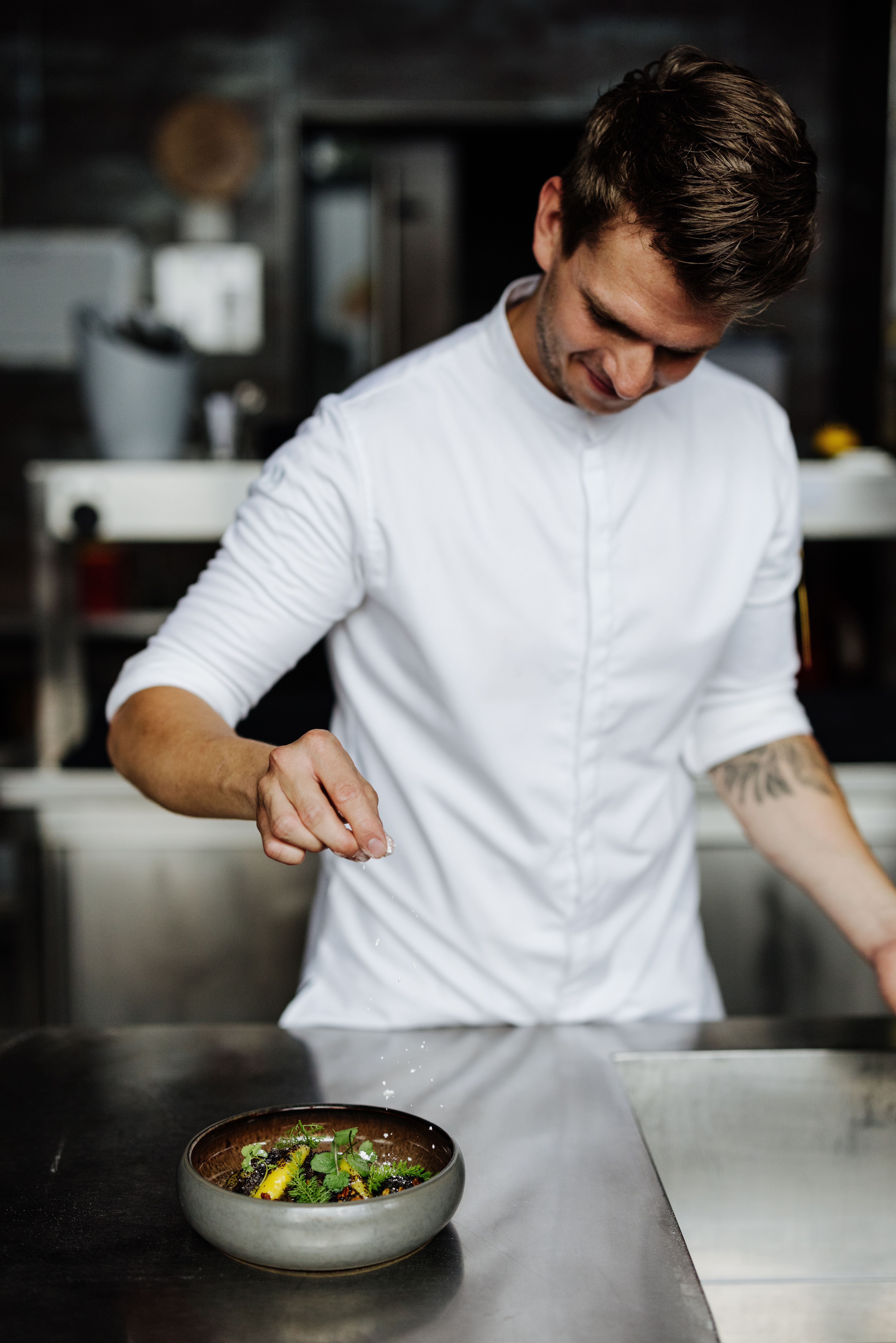 Elegantes Restaurant mit runden Tischen, weißen Tischdecken und gedämpfter Beleuchtung.