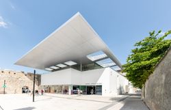 Das Museum St. Peter an der Sperr liegt direkt neben der Stadtmauer. Davor gibt es einen kleinen Park, indem oft Veranstaltungen stattfinden.