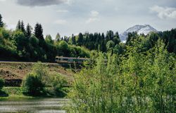 Mariazellerbahn vor dem Ötscher bei Lackenhof.