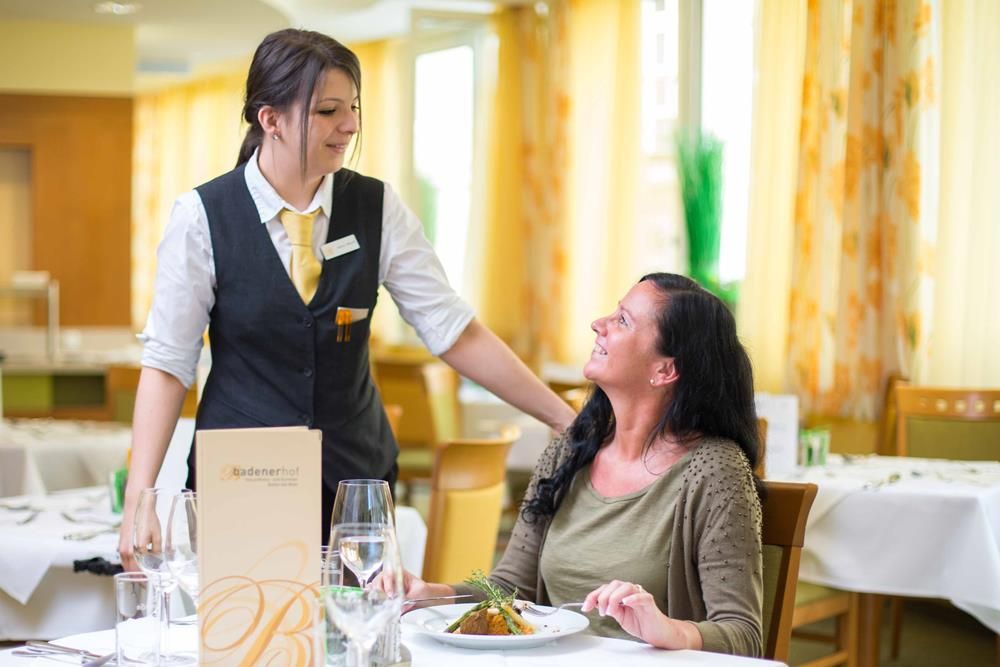 Eine Kellnerin bedient eine Frau in einem Restaurant.