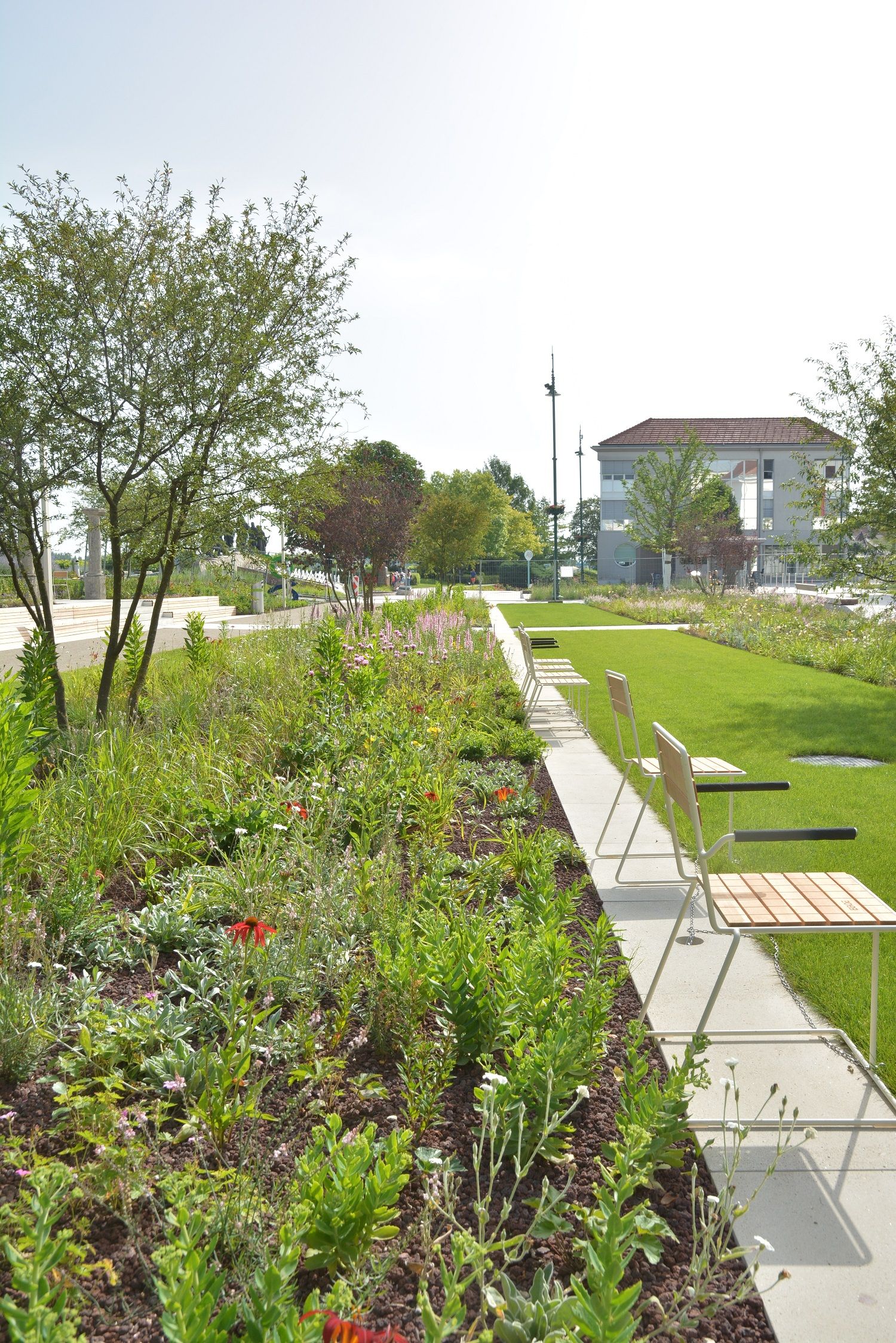 Bänke zum Verweilen neben Blumenbeet