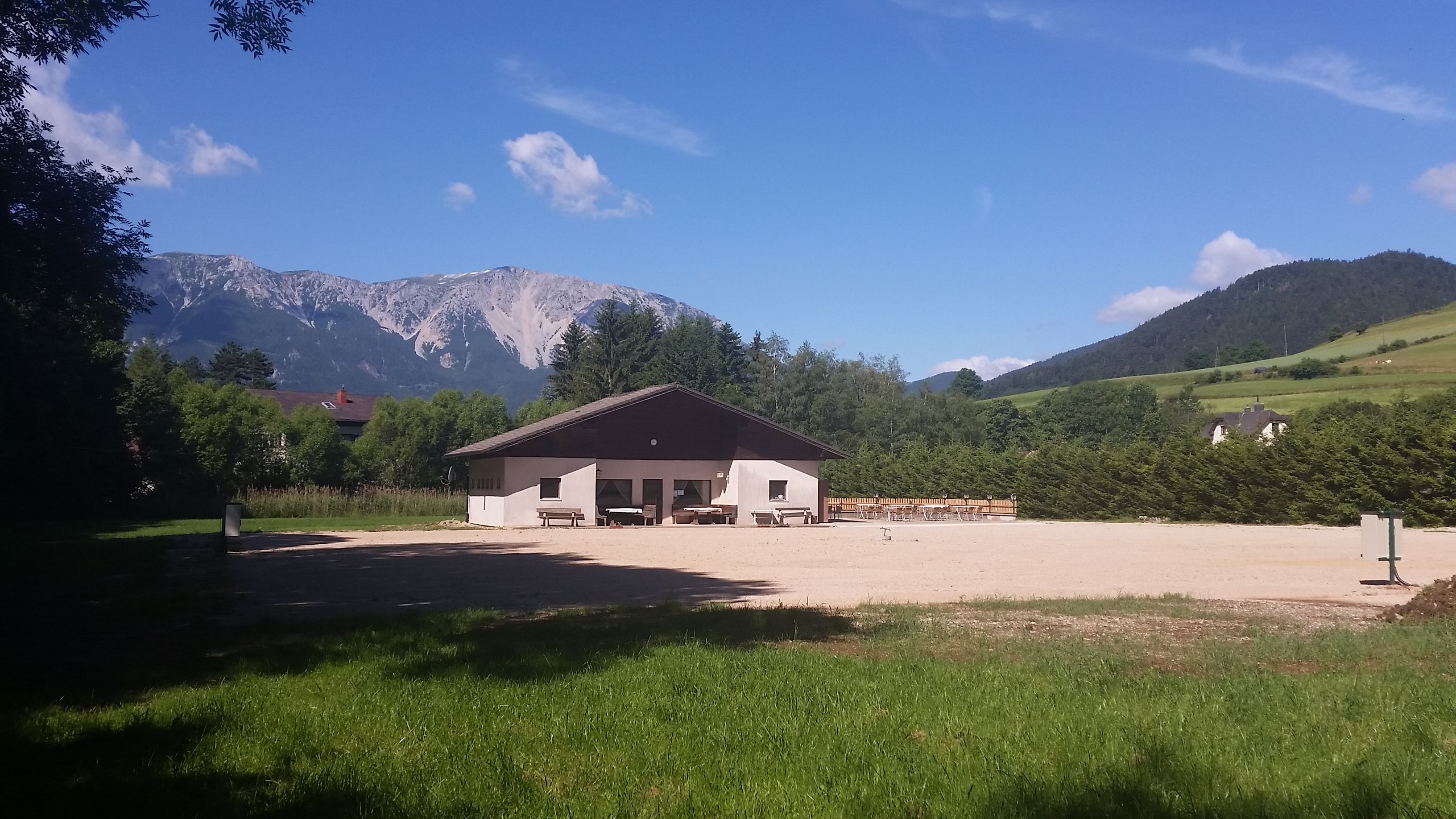 Ein Gebäude auf einem Campingplatz mit Blick auf einen Berg im Hintergrund.