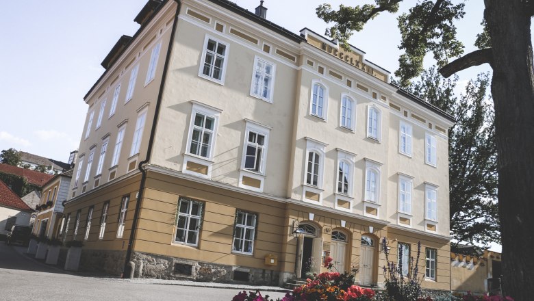 Au&szlig;enansicht der alten Schule, &copy; Philip Baumgartner