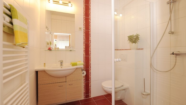 Modernes Badezimmer mit Dusche, Waschbecken und WC.