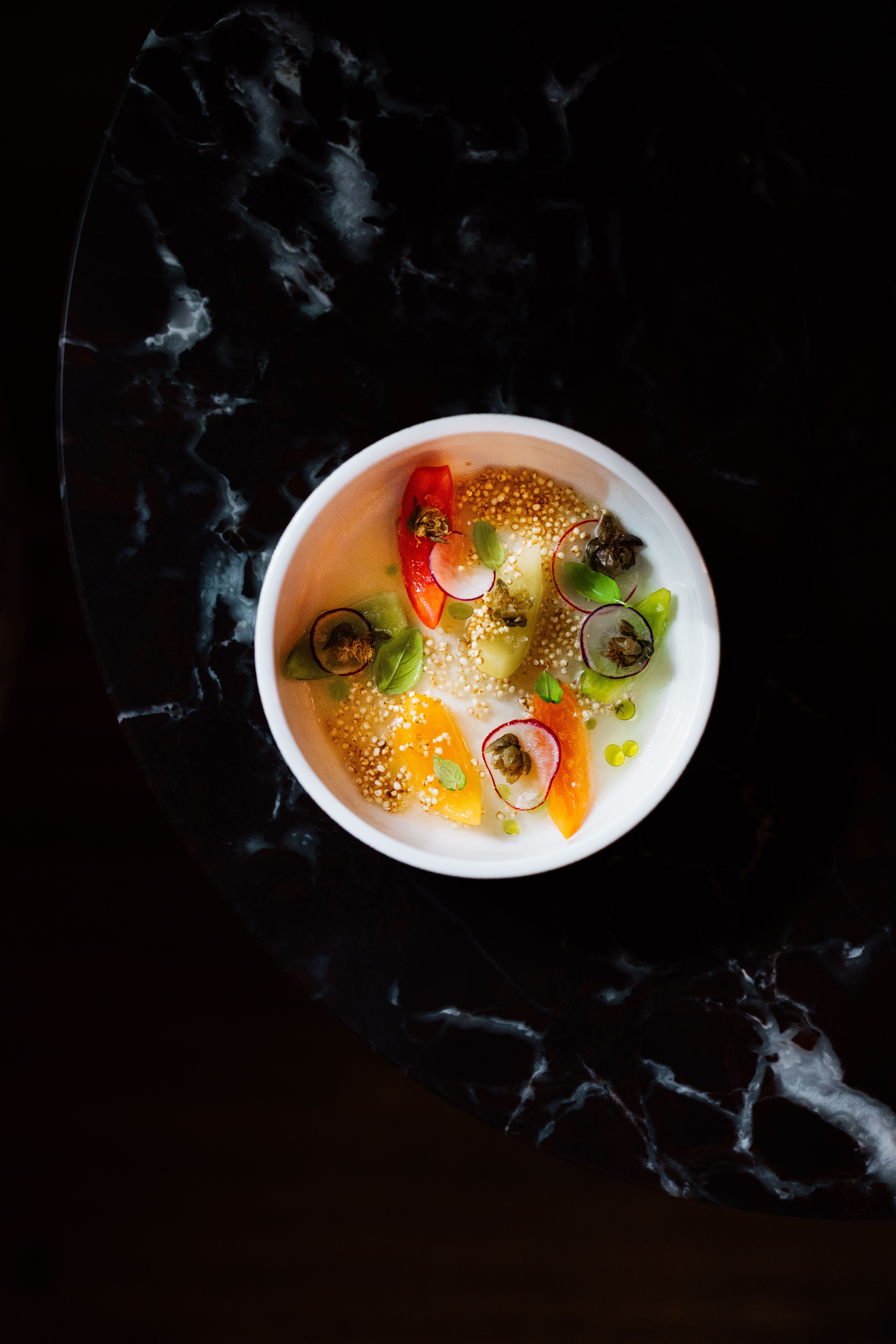 Ein traditionelles Gebäude namens Knappenhof in einer grünen Wiese vor einer Bergkulisse.