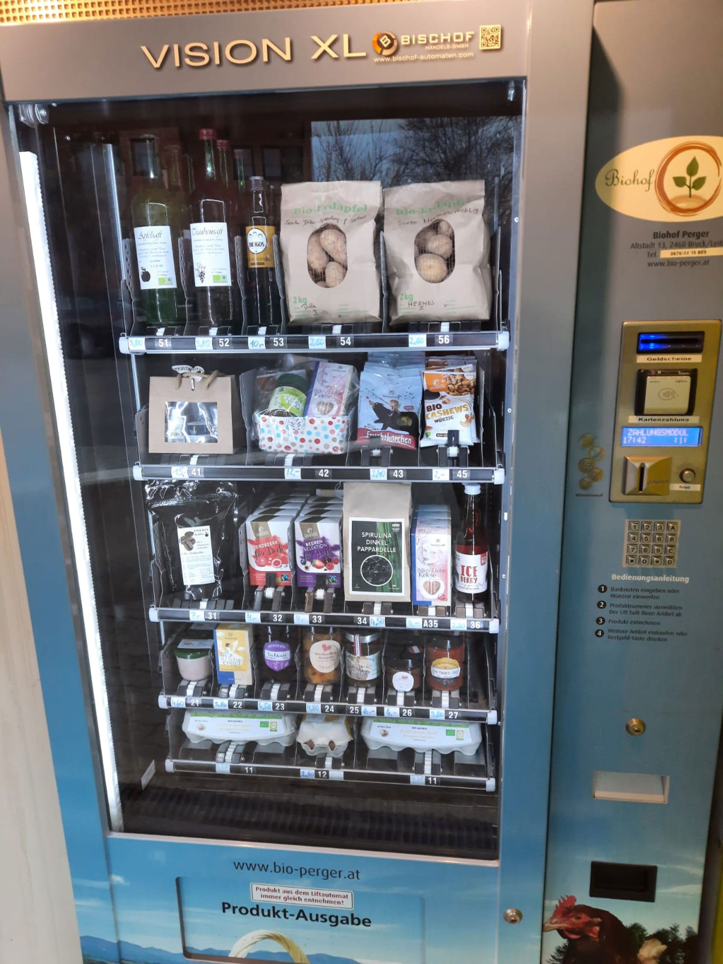 Ein Verkaufsautomat mit Bio-Produkten wie Eiern, Kartoffeln und Getränken vom Biohof Perger.