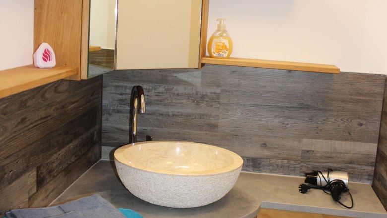 Tinyapartment - Badezimmer Waschtisch, &copy; &copy; HomeW4, Sonja Wiesinger