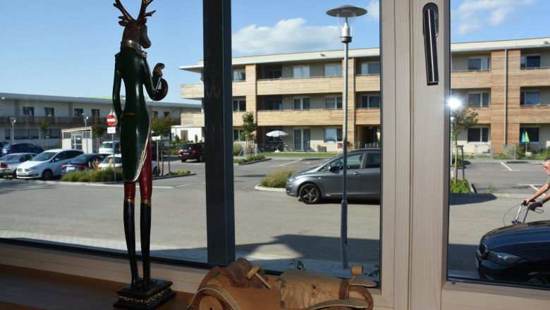 Blick von innen auf den großen asphaltierten Parkplatz.