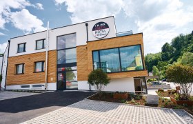 Hotelaussenansicht, &copy; I'm Inn Zwettl, Fotograf Patrick Weichmann