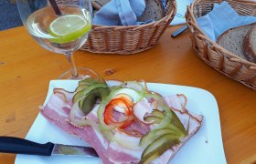 K&uuml;mmelbratenbrot, Weinbau und Buschenschank Hauer, H&ouml;flein, &copy; Donau Nieder&ouml;sterreich