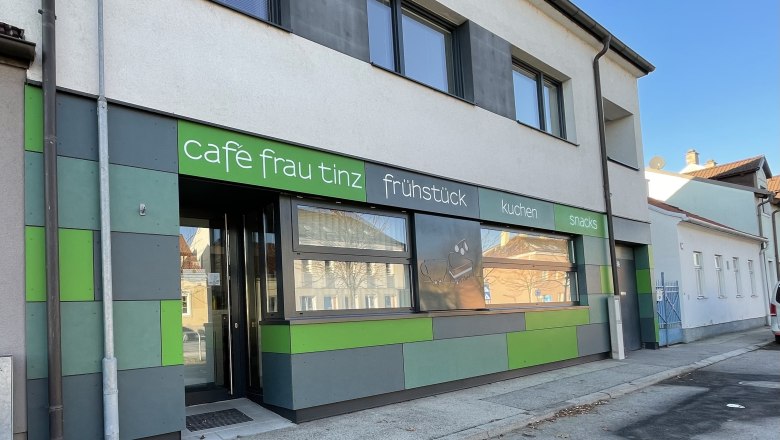 Cafe Frau Tinz, © Wiener Alpen/Lechner Außenansicht des Cafés Frau Tinz mit grüner und grauer Fassade.