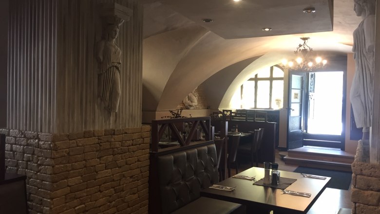 Restaurant innen Gewölbe und Tische