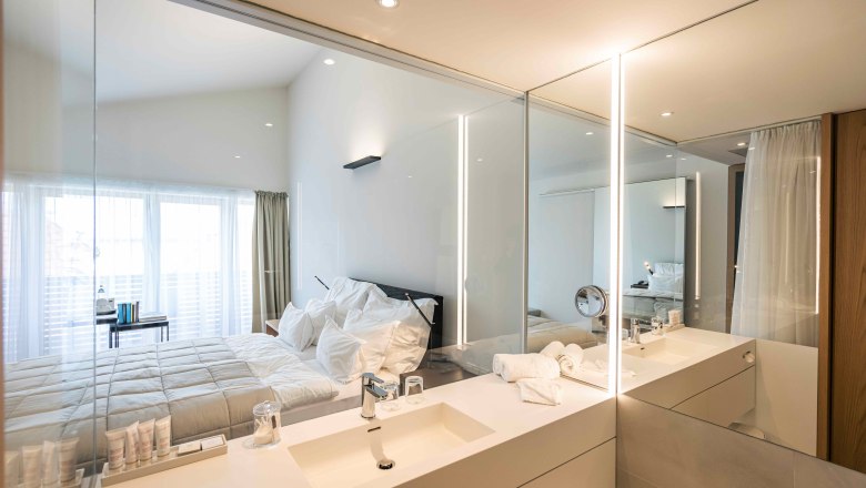 Badezimmer Blick ins Zimmer, &copy; M&ouml;rwald