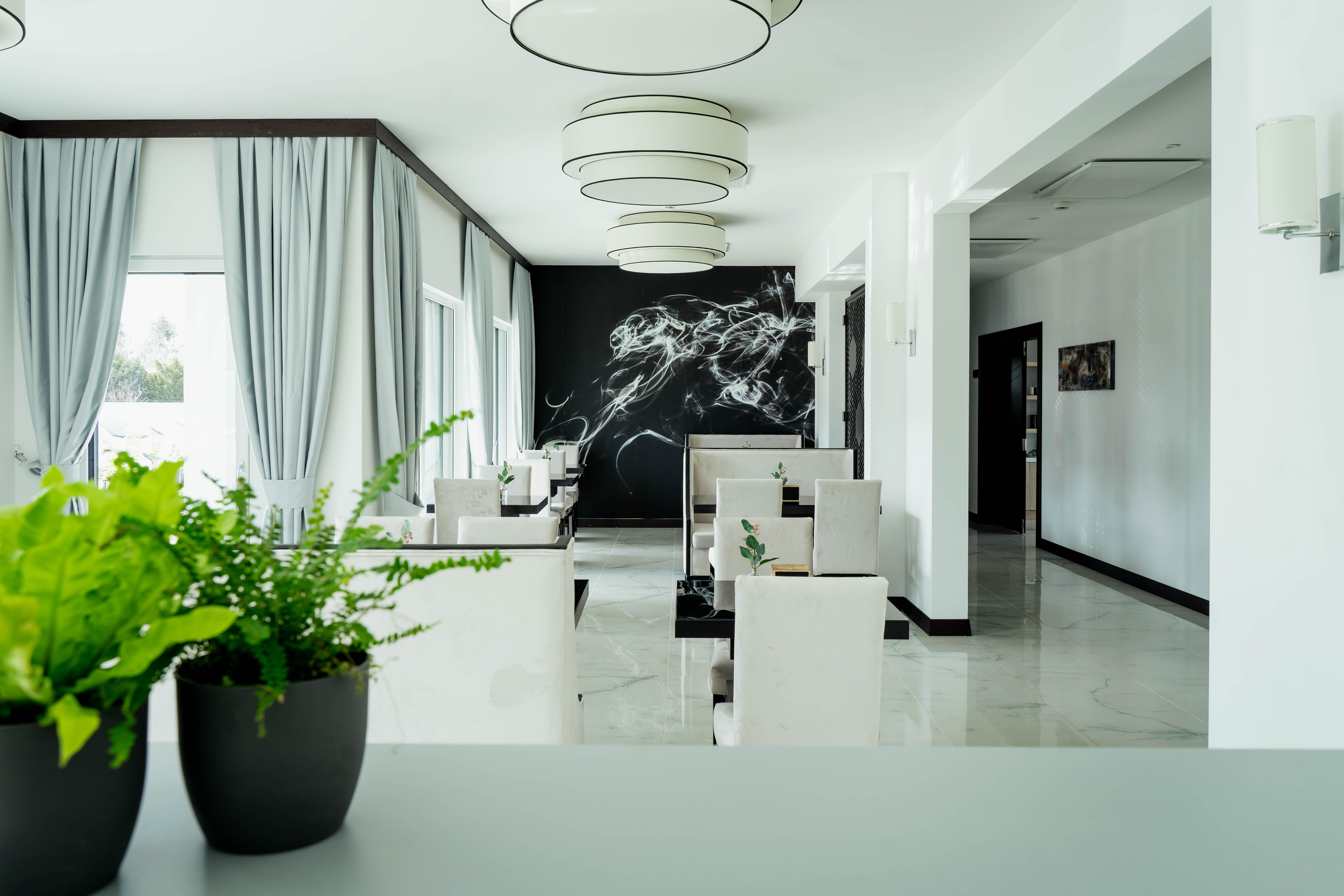 Eleganter Hotel-Loungebereich mit modernen Möbeln und Pflanzen.